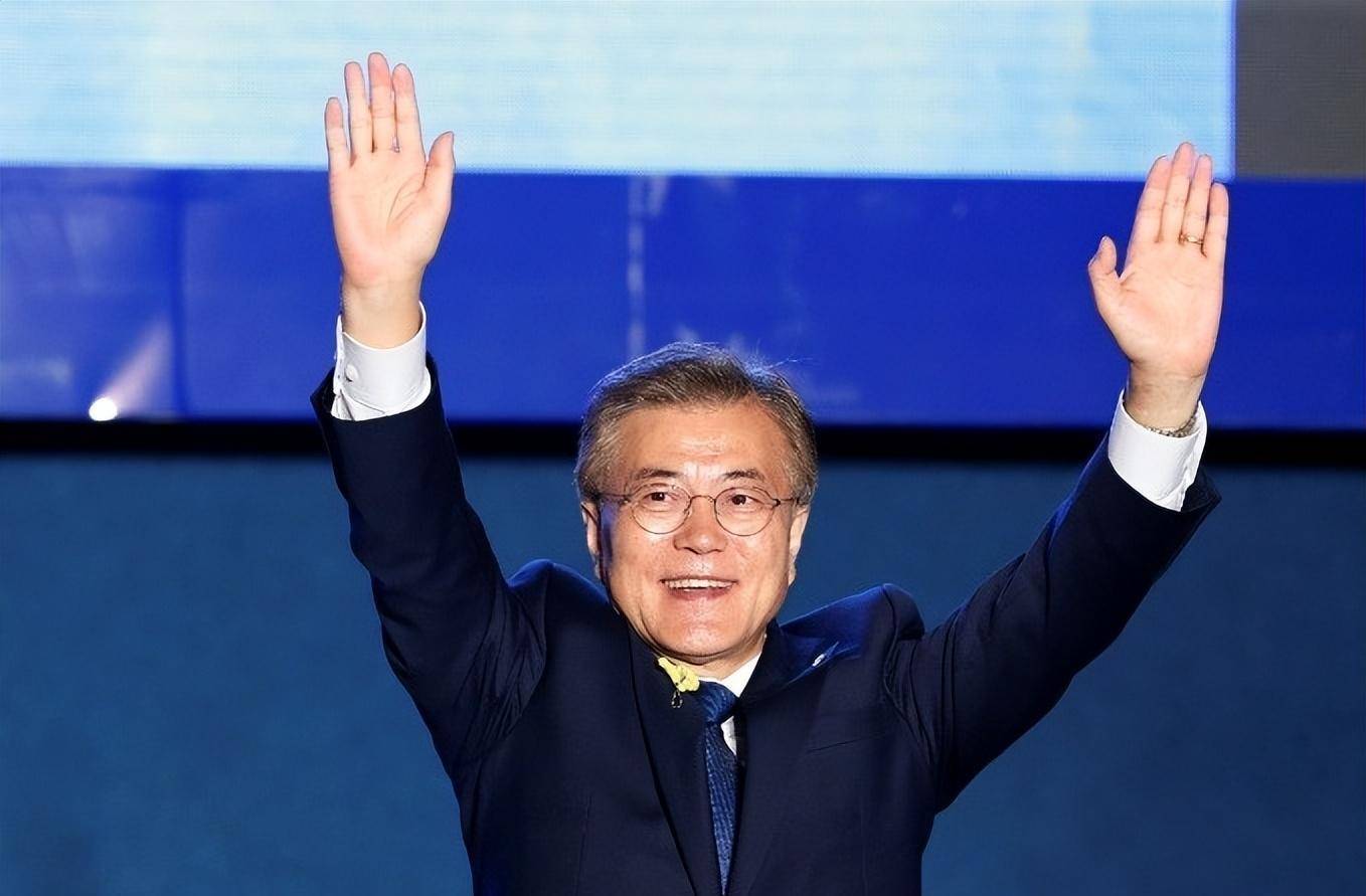 文在寅退休后:满头白发胡子拉碴,在村子里开书店,自己当管理员