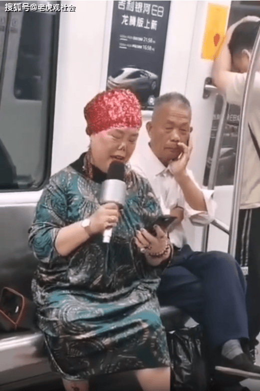 浙江杭州:大妈地铁上开麦唱歌,乘客劝阻她小声一点,被怼没有收费就不