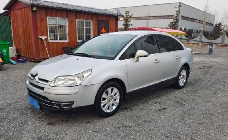 08年地震中幸存的"神车",因车牌特殊,被公安部特批入驻纪念馆