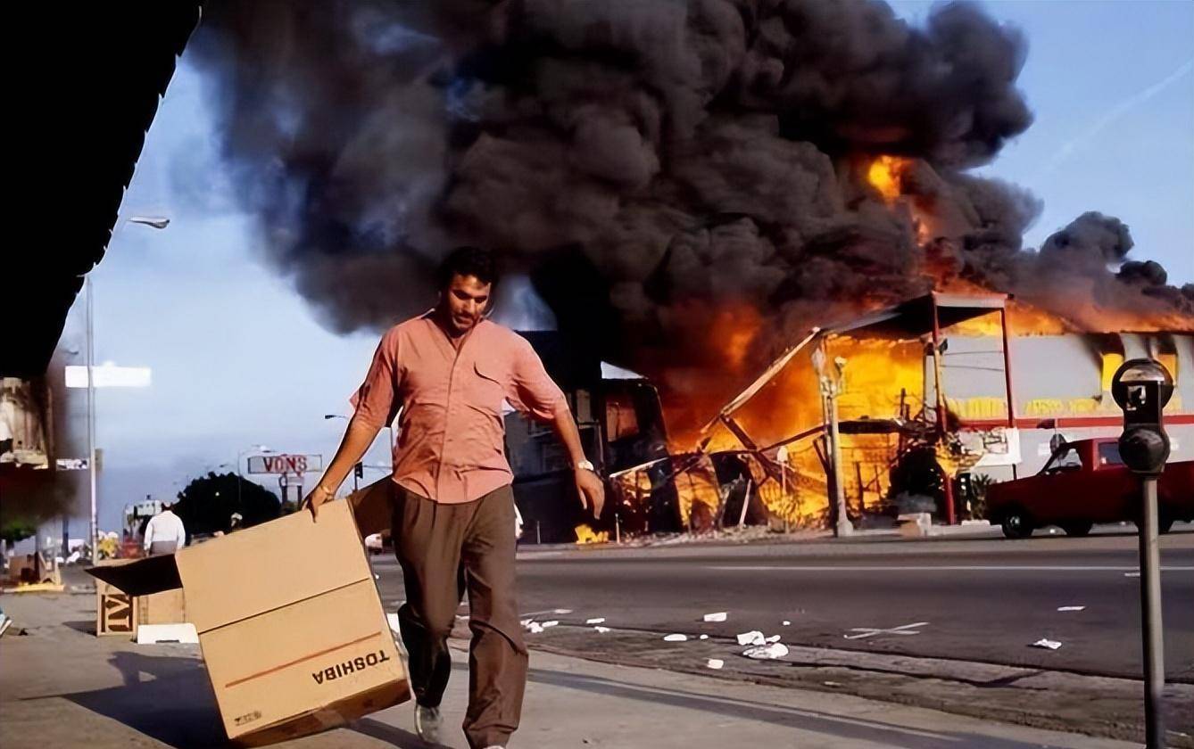 1992年洛杉矶大暴动,韩裔持枪自卫反击,一战成名打服美国黑人