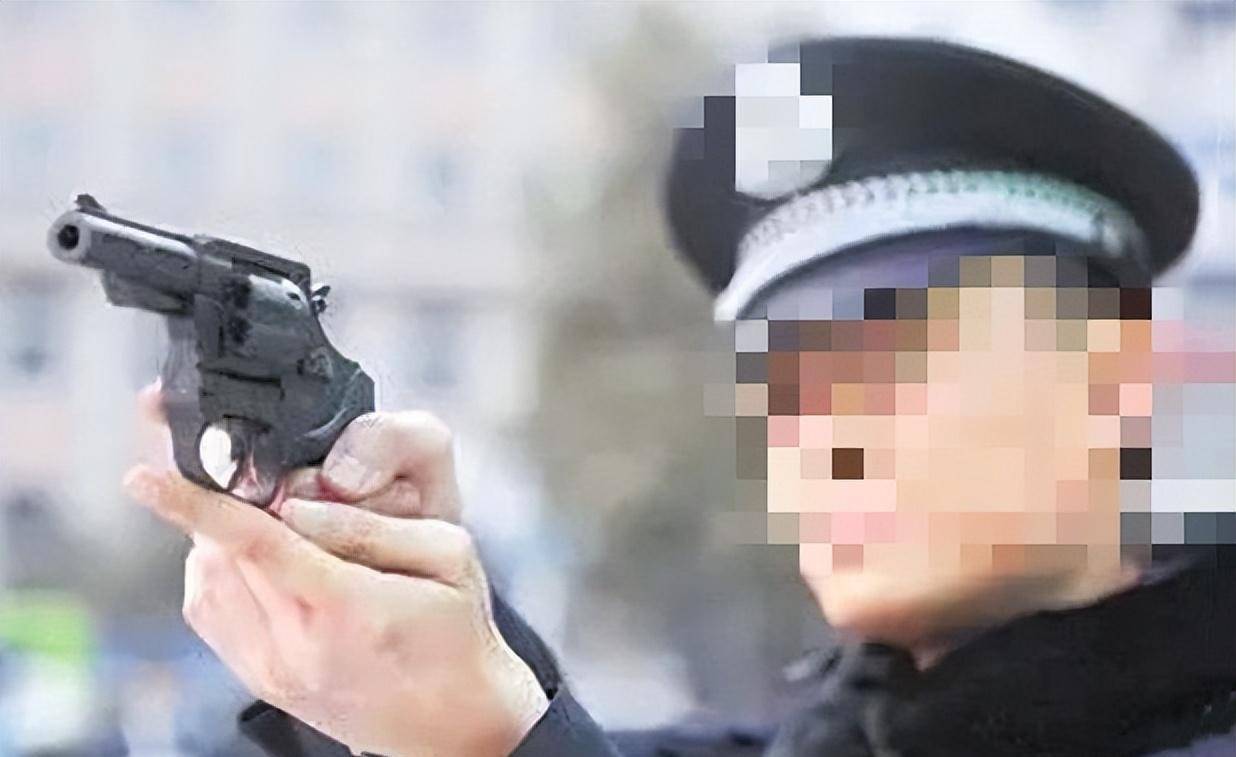 在后窗蹲守的吉林铁路公安处民警樊承凯听到同伴呼唤,腾的就站了起来