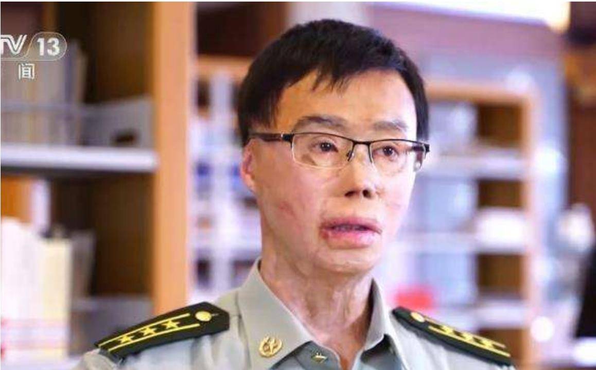 1995年,兵哥哥梁强为救27名乘客重度烧伤,女友始终不离不弃