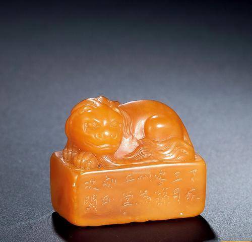 每得一颗田黄石,他们必延请名工细心裁切,精心雕刻,乃成印章.