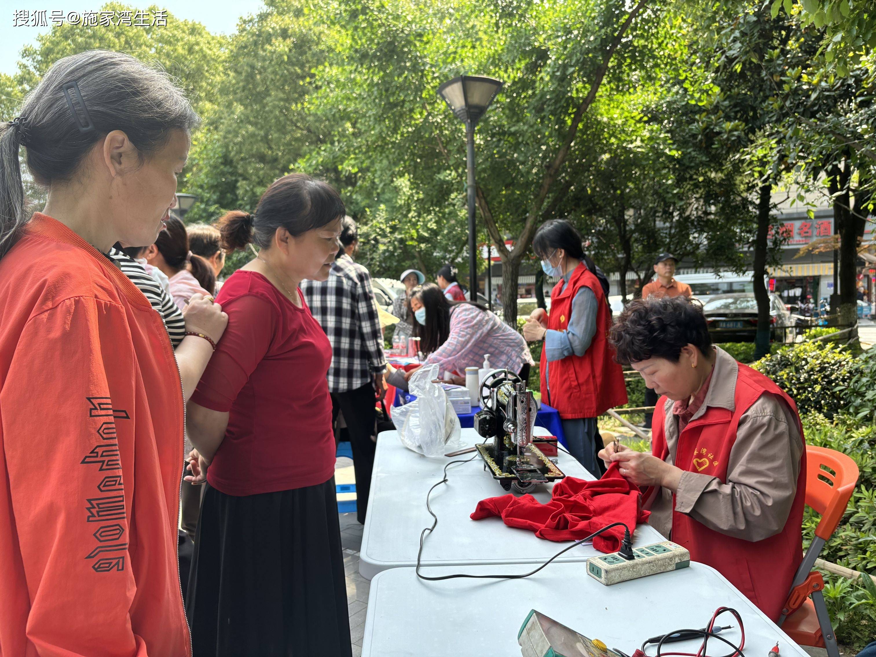 良渚施家湾社区便民服务常态化 暖心公益服务不降温_居民_活动_咨询