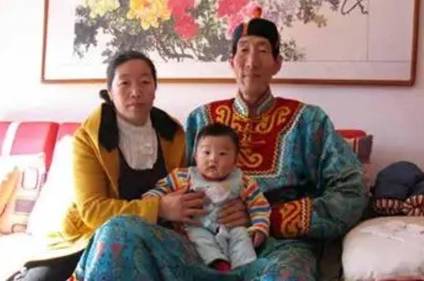 中国第一巨人鲍喜顺:57岁不听医生忠告执意生子,儿子现在多高?