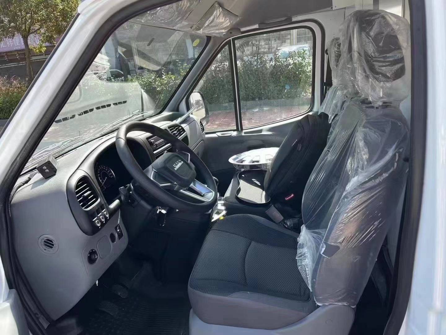 2米8江铃特顺面包冷藏车