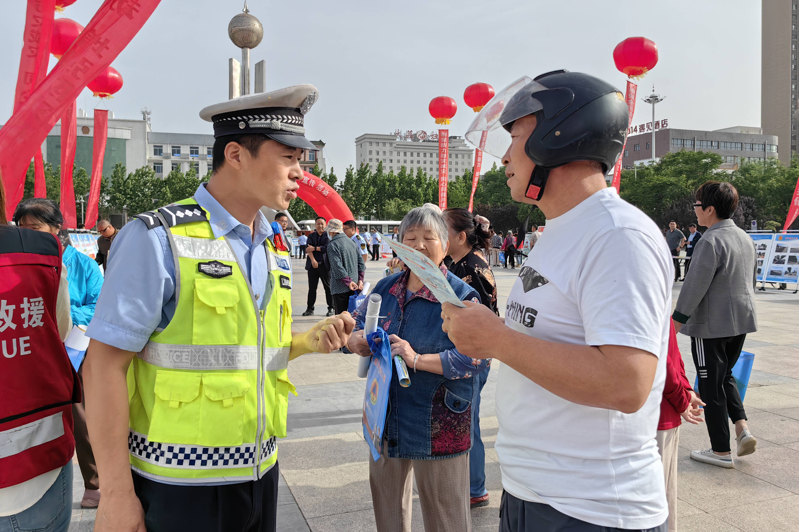 陕西大荔公安交警开展"5.12全国防灾减灾日"宣传活动