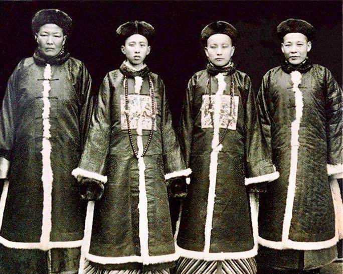 所以清廷灭亡后宫里和各王公府里的太监并未就此失业,而是继续在这些