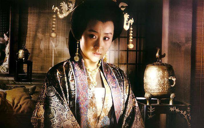 历史上的记载是,当天李渊乘舟在湖上,尉迟敬德领着太子和齐王的人头