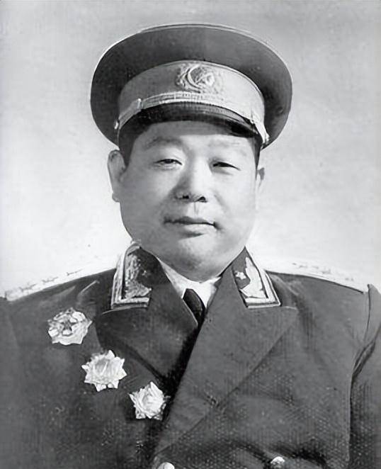 他是新中国首任重庆市长,让重庆重新正常运转,后来担任炮兵司令