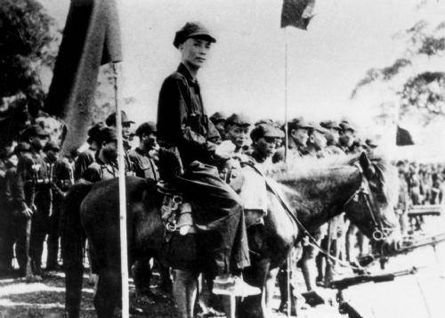 为的渴望和平和光明,就这样在没多久之后凌伯棠参加了珠江纵队游击队