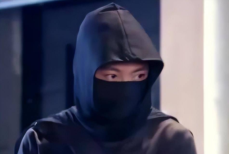 他们将提前准备好的作案工具,锤子,背包,帽子,手套,蒙面黑布又重新