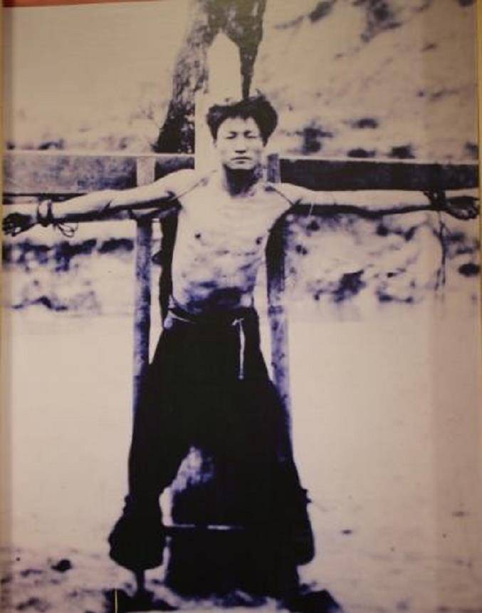 1950年在地主家发现一张遗照,烈士被钉在十字架上,让人泪目