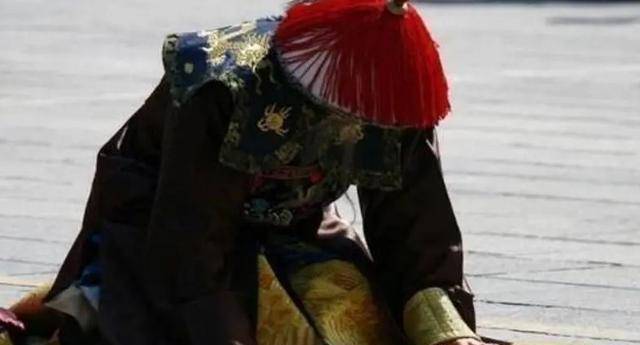 清朝官员下跪前,为什么要拍两下袖子?得知原因:难怪国力衰落