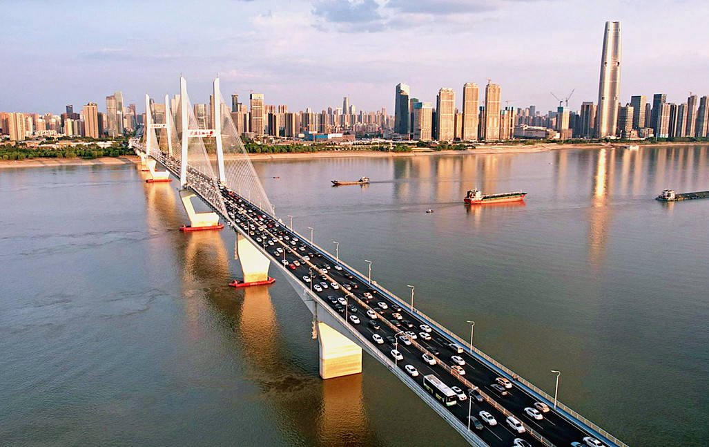 上图:武汉市长江二桥一桥飞架南北的雄风.