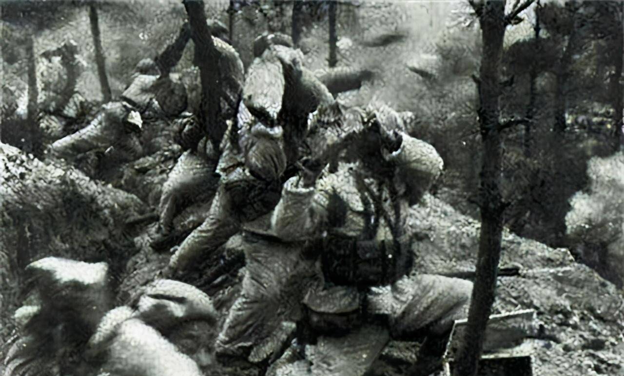 夺下两个山头后柴云振和战友们将敌军的尸体聚集起来用作掩护,收集