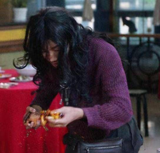 "第一懒人"杨锁到底有多懒?脚不沾地吃饭靠喂,23岁饿死在家中