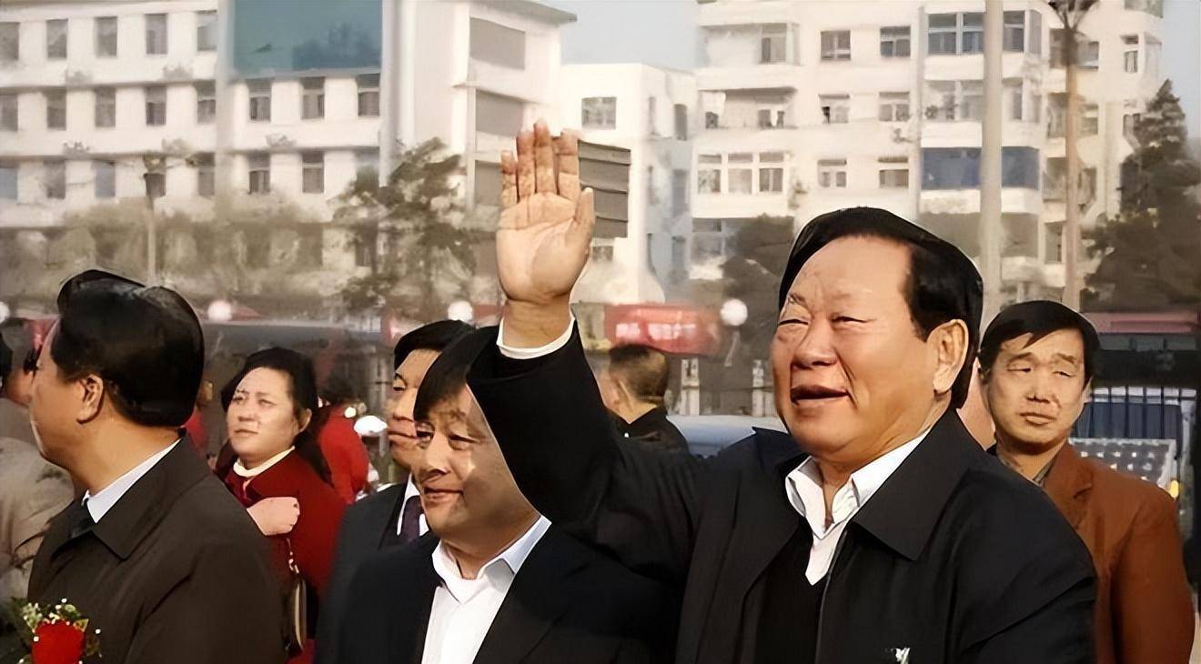 山西前书记胡富国:硬刚公安局长为民断案,捐献半年工资进行修路