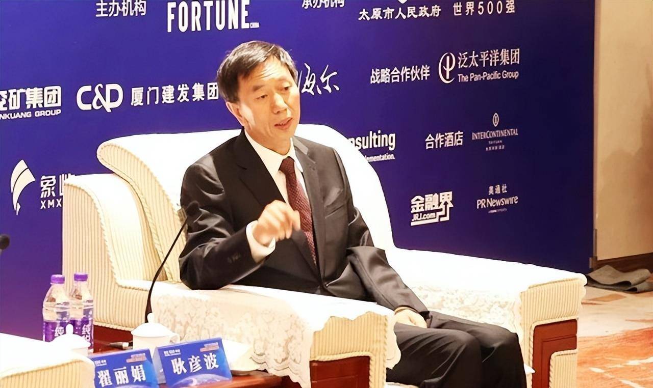 19年耿彦波辞去太原市市长职务,一双沾满灰尘的皮鞋就是他的符号