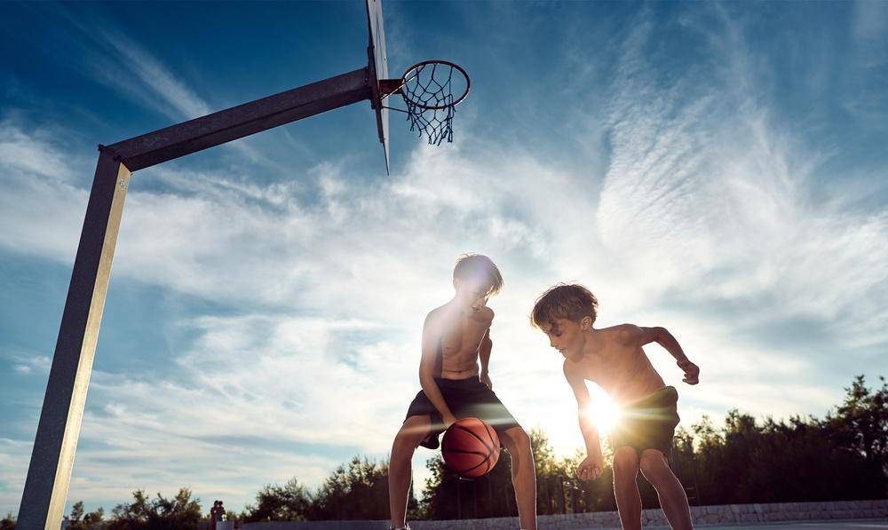 落魄知青深山伐木被狼群咬伤困在小树上,老兵冒雪营救斧劈恶狼