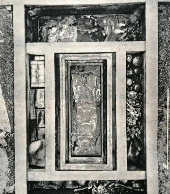 消息传到了姚文元的耳朵,他立刻下令焚烧尸体,理由是女尸是怪力乱神之