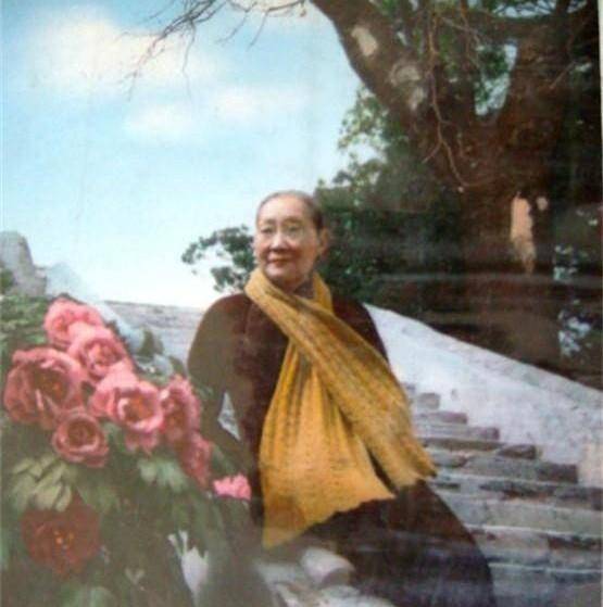 李赣驹,早年就读于圣约翰大学,抗日战争时期,在李烈钧要求下停学参军.