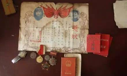 卢书记又问李老:"您得过什么勋章及荣誉,给我们大家看看吧!