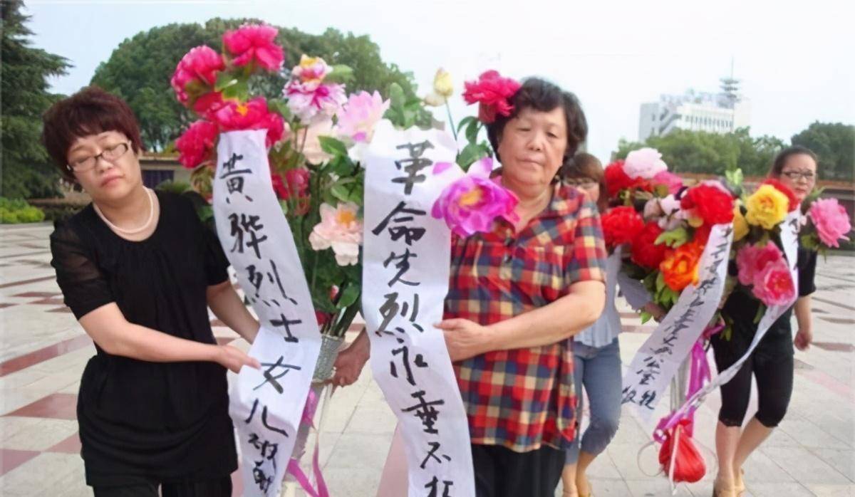 1943年5月,召集其亲信杨静侯,潘特,刘永生,邢朝兴等人来岛上开会,说:"