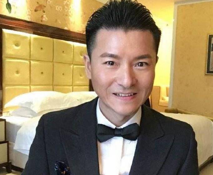 原来,这只是一场刘德华模仿秀,这个人的真实名字叫做教海哗,是一个地