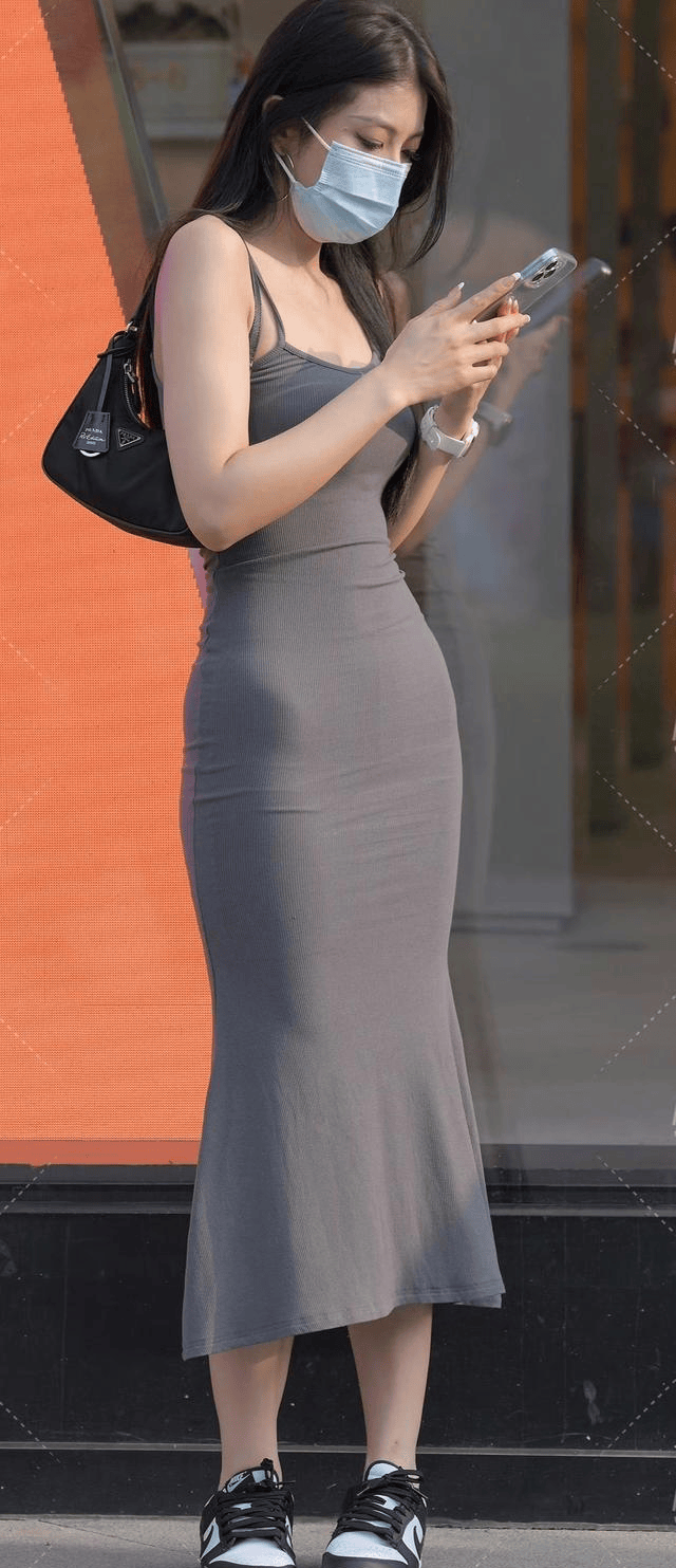 夏日出行必备神器,吊带连衣长裙搭配,柔美气质曼妙身材!