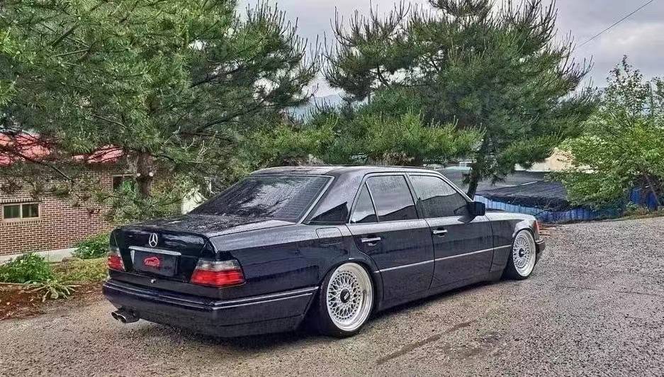 韩国改装艺术:奔驰e级w124的低趴风格姿态