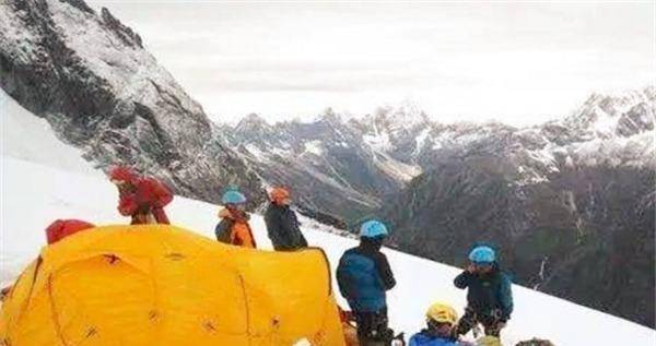 珠穆朗玛峰冰封人复活图片