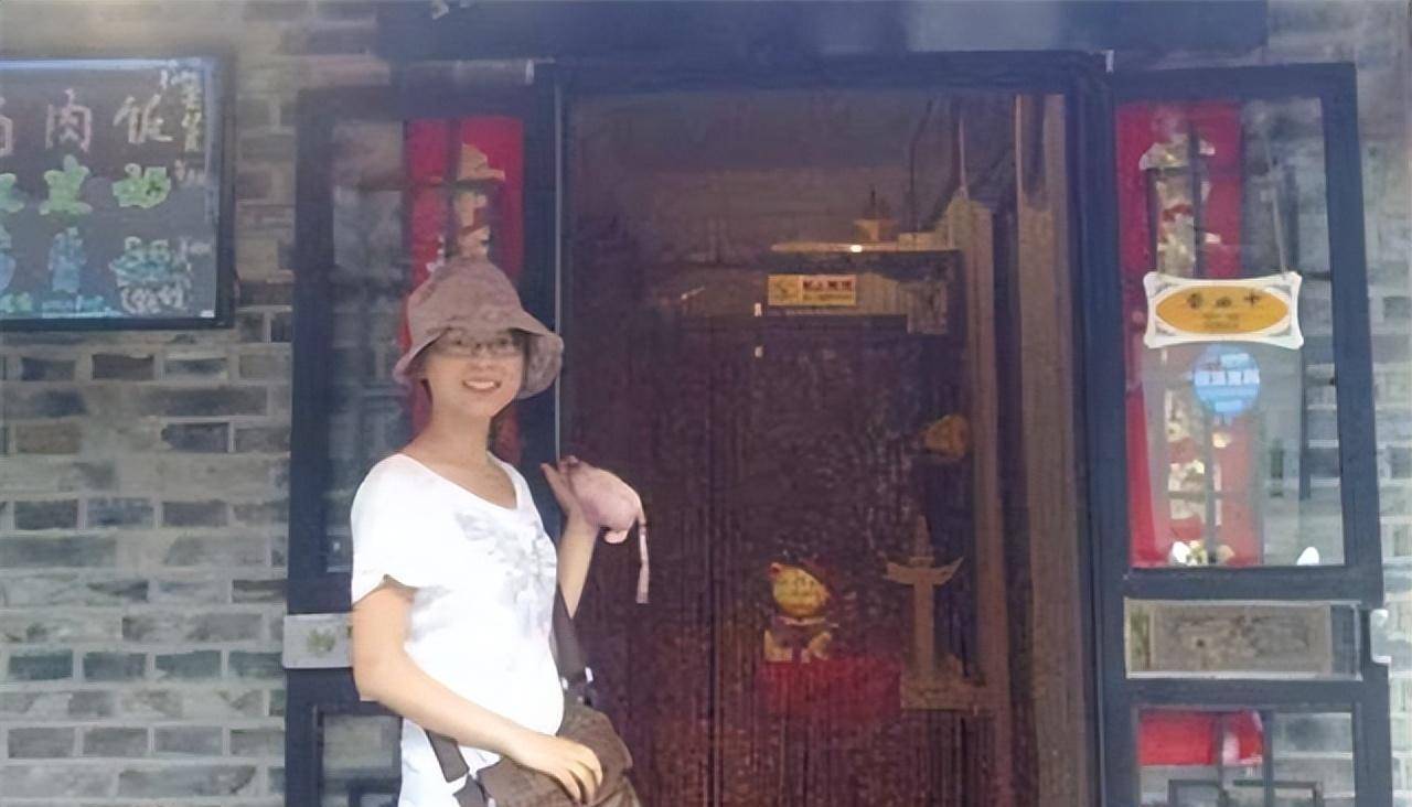 2013年,"最美笑脸女孩"为救落水小孩不幸身亡,和男友照片合葬