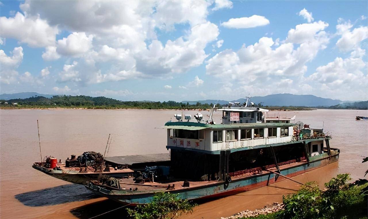 中国的一艘农运船和油运船正在泰国金三角湄公河水域行驶,这两艘船便