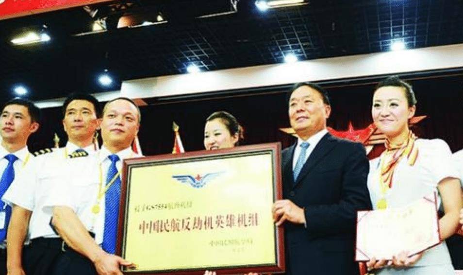 10年前,7554航班遭歹徒劫机,乘客高呼:是男人都跟我上