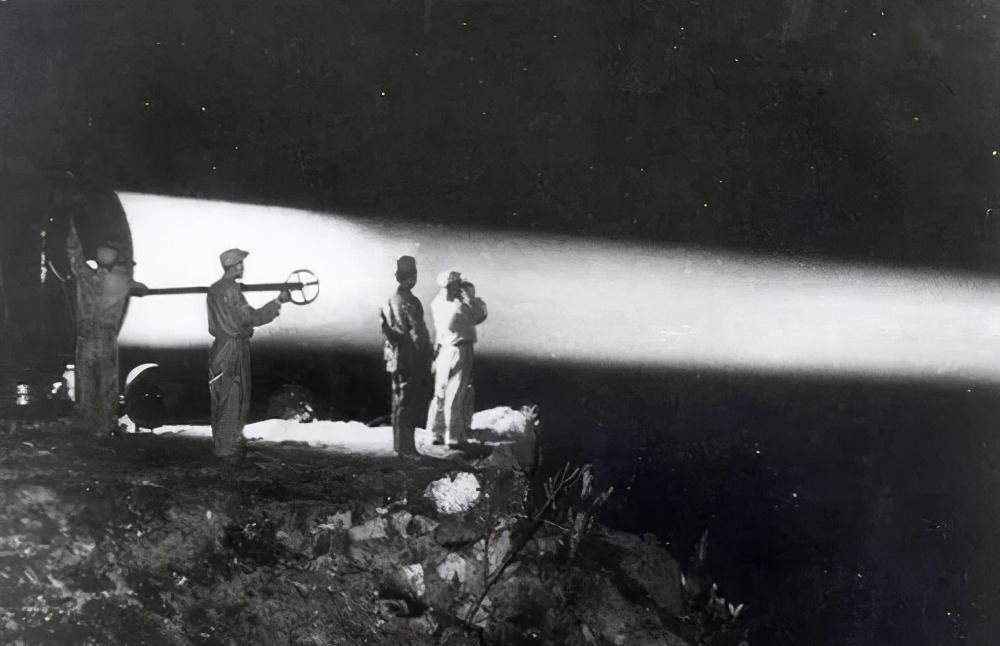 军利用夜晚向金门实施运输物资的行动,解放军探照灯部队投入使用