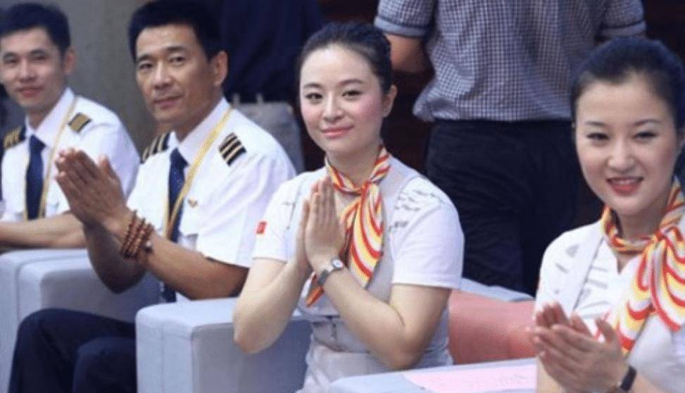 10年前,7554航班遭歹徒劫机,乘客高呼:是男人都跟我上_飞机_郭佳_机舱