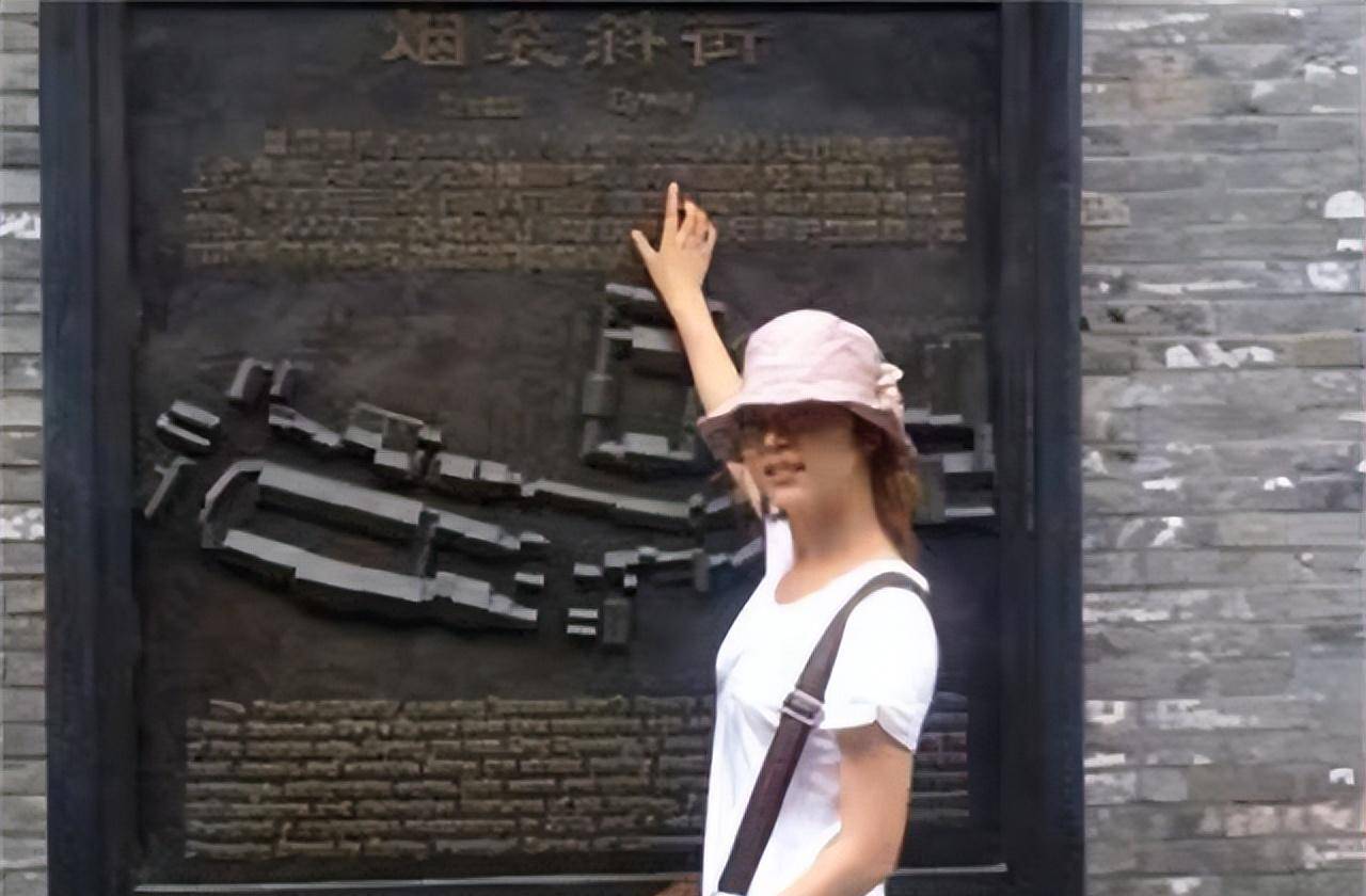 2013年,"最美笑脸女孩"为救落水小孩不幸身亡,和男友照片合葬