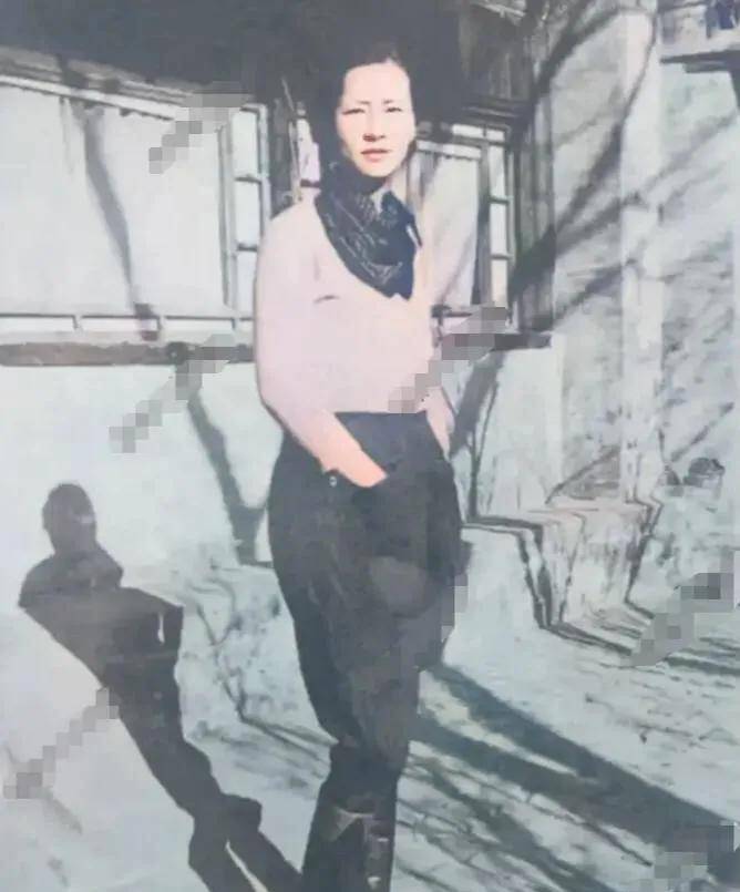 照片中林徽因双手插兜,打扮得非常时髦,白衣黑裤,脚穿长皮靴,即便是