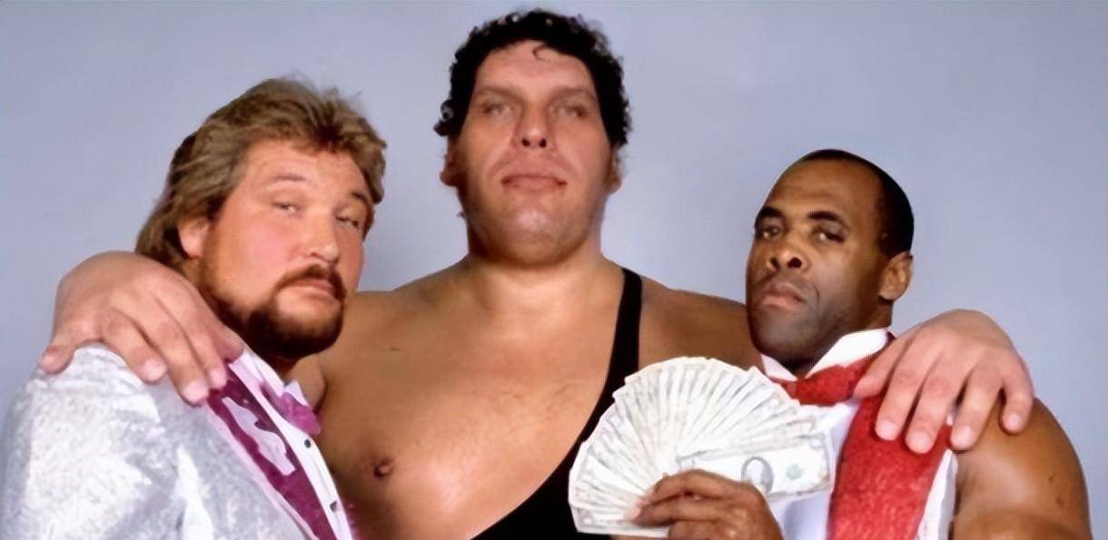 "巨人"摔角手安德烈,一次能喝147瓶啤酒,死后骨灰都有十多斤