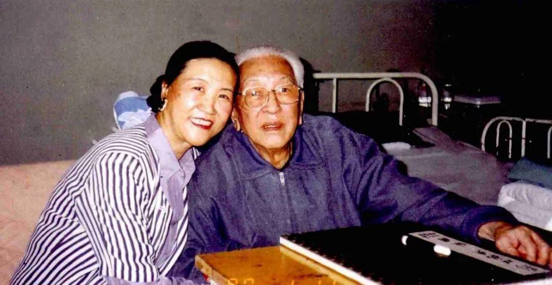 80年代初,耿莹想辞职下海经商,父亲耿飚大惊:你10块钱都数不清