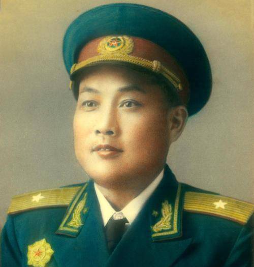 员詹大南碰见两个军属被歹徒洗劫一空,他愤怒异常_徐海东_军嫂_将军