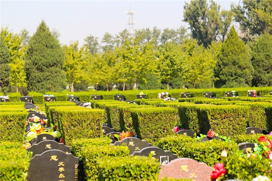 青山公墓位于北京市海淀区西北旺镇冷泉村西南侧,背枕卧佛寺,三面环山