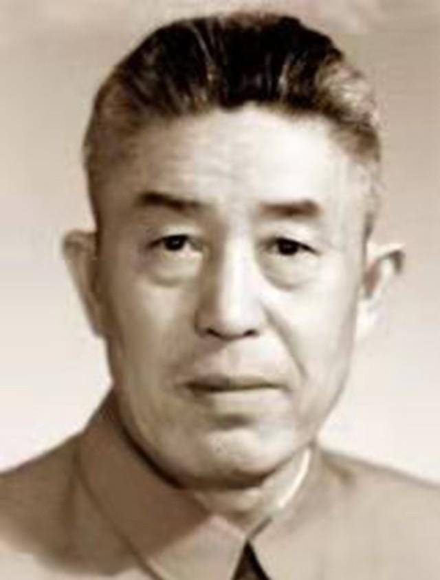 郑洞国:妻子借口北方天冷,给他寄离婚书,晚年她落魄求复合遭拒