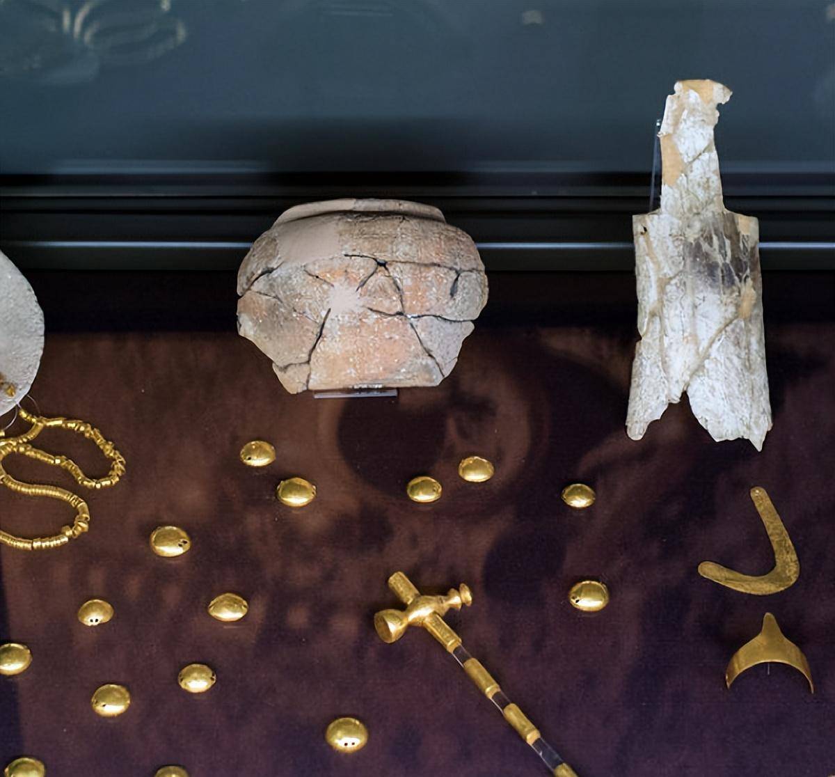 保加利亚瓦尔纳考古遗址和杜兰库拉克新石器时代遗址中密集的墓葬群