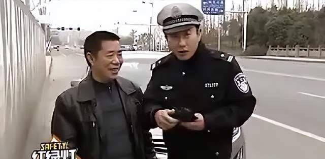 更容易接受普法,每天找素材,学习网络流行歌曲,当下流行的《小苹果》