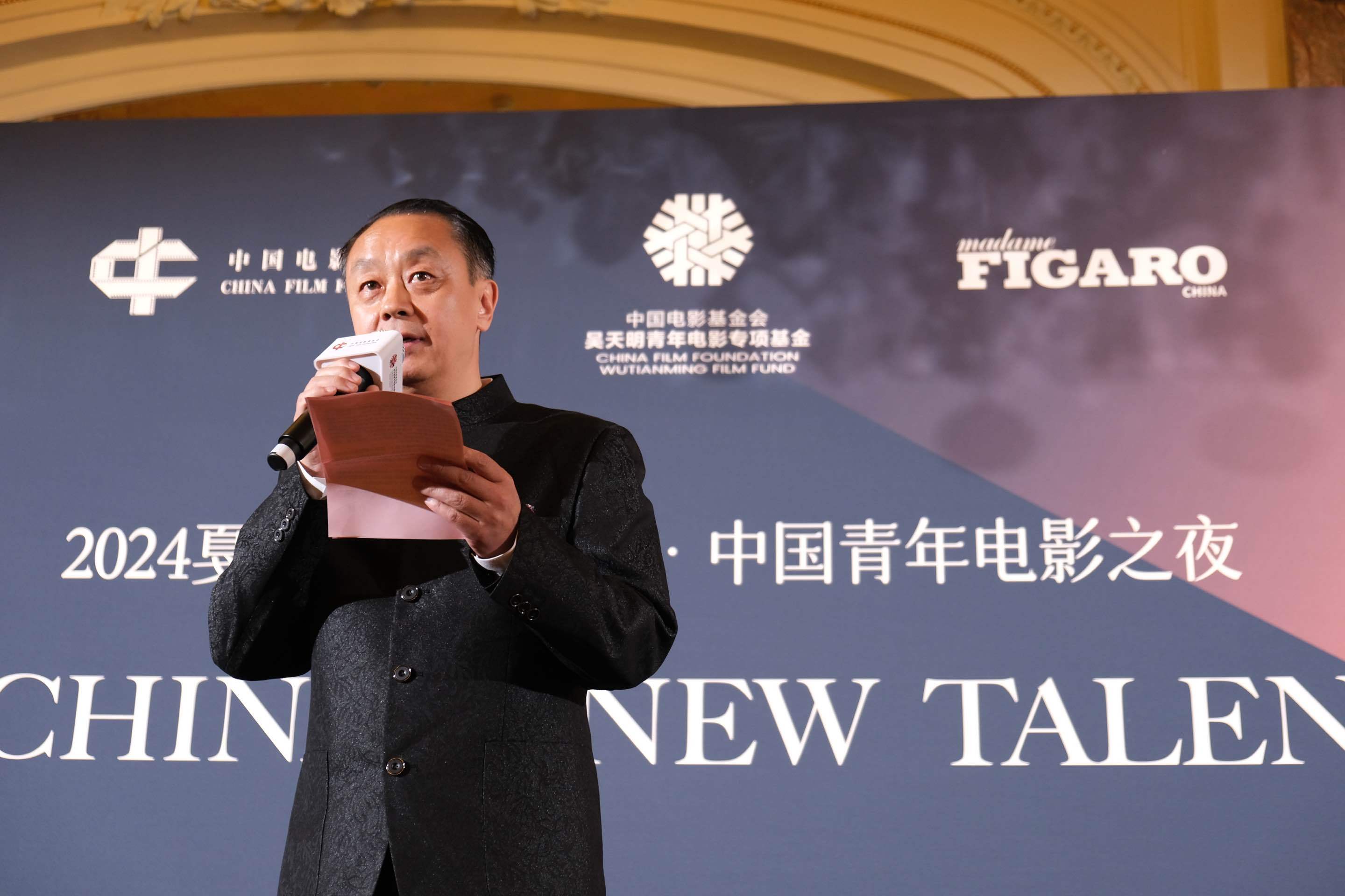 酒会开场,嘉宾主持焦雄屏女士从电影传统的继续与新生力的培养出发