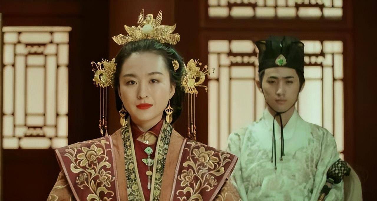 但这样草草结案,大臣们不服,纷纷在朝堂议论,宫外更是传遍了大街小巷.