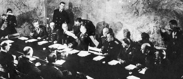 当纳粹德国投降,结束欧洲二战时,投降房间里的情况是怎样的?