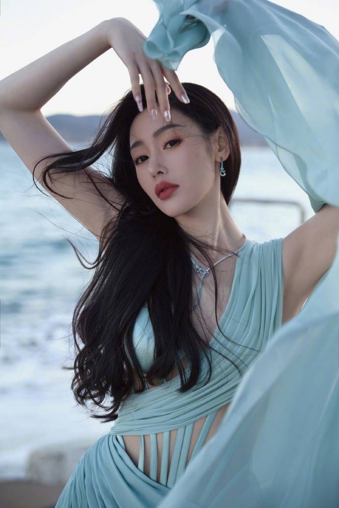 女星张天爱戛纳海边纯美写真-搜狐大视野-搜狐新闻